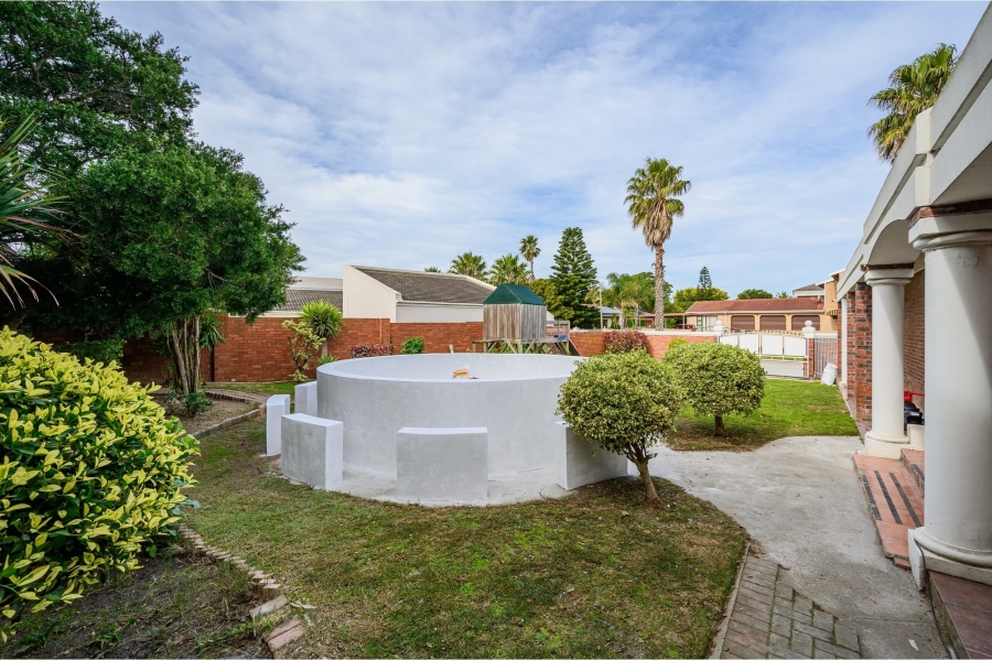 5 Bedroom Property for Sale in Summerstrand Eastern Cape